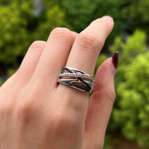 Bague géométrique en zircon noir et blanc, bijou de doigt simple et tendance - Product Image 4