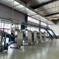 Ligne de production automatique de biscuits, machine à fabriquer des biscuits pour le mélange de la pâte, la cuisson, le refroidissement, le remplissage, la décoration au chocolat, l'emballage