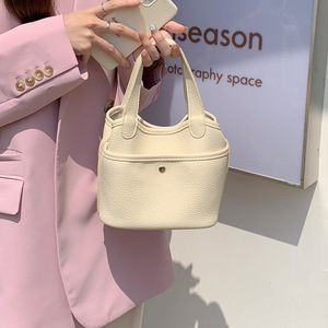 Sac fourre-tout de style coréen pour femmes, couleur blanc cassé, texture en cuir souple, boucle magnétique, utilisation quotidienne, été 2022 - Product Image 4