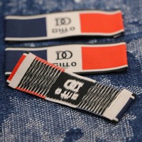 Étiquettes tissées personnalisées autocollantes en satin fin écologique de haute qualité pour vêtements, chapeaux, chaussures et sacs