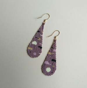 Pendientes de lágrima hechos a mano. Color púrpura. - Product Image 1