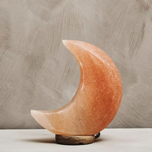 Lampe de sel de l'Himalaya en forme de lune, style Feng Shui, sculptée en cristal rose naturel, éclairage apaisant, propriétés détoxifiantes - Product Image 1