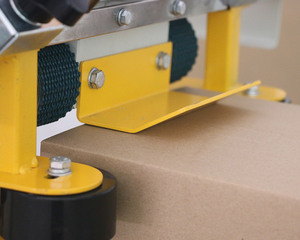 Máquina Selladora de Cajas de Cartón Eléctrica Semiautomática con Accionamiento Vertical para Envasado de Bebidas - Product Image 3