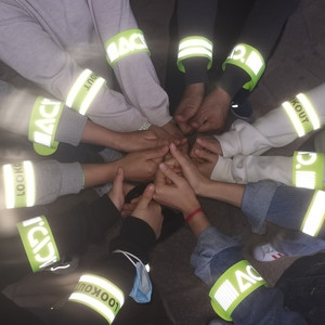 कस्टम लोगो रिस्टबैंड वेबबिंग लोचदार कपड़े हुक लूप आर्मबैंड को प्रतिबिंबित करता है पॉलिएस्टर कलाई बैंड - Product Image 1