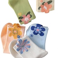 Chaussettes en polyester doux tricotées à fleurs avec des couleurs pastel, chaussettes décontractées confortables pour l'été pour femmes et filles