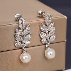 Boucles d'oreilles micro-pavées en perles simulées en forme de feuille pour femmes, bijoux élégants et scintillants - Product Image 1