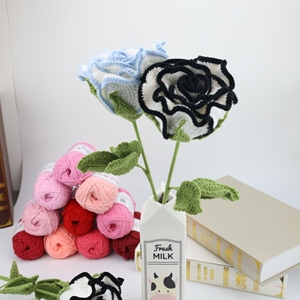 Bouquet di fiori rosa fatto a mano all'uncinetto in rosso per anniversario di compleanno di natale e <span class=keywords><strong>regalo</strong></span> decorativo fiore e pianta rosso laurea - Product Image 1