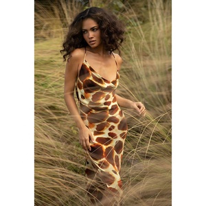 <span class=keywords><strong>Abito</strong></span> Lungo da Donna con Stampa Giraffa, Spacco Laterale, <span class=keywords><strong>Schiena</strong></span> Incrociata, Spalline Regolabili, Collo a Cappuccio, <span class=keywords><strong>Schiena</strong></span> Scoperta, in Viscosa - Product Image 3