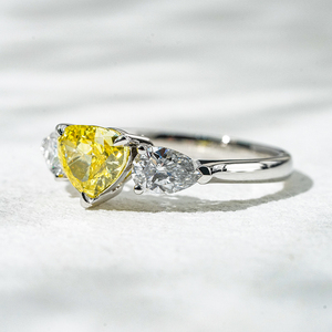 Starsgem or blanc 18 carats avec 1CT diamant en forme de coeur jaune et pierre latérale en forme de poire diamant de laboratoire Bague à trois pierres - Product Image 3