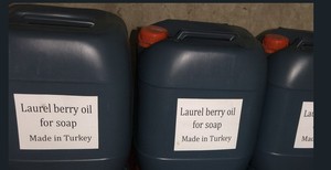 Producción de método tradicional de aceite de bayas de Laurel turco para jabón de Alepo y aceite portador de materia prima de cosméticos naturales - Product Image 3