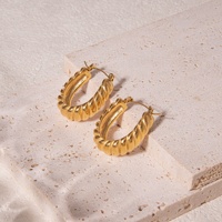 MYNECK 18K PVD vergulde roestvrijstalen retro atletische U-vormige oorbellen klassiek fruitpatroon verkleurvrij damesmode