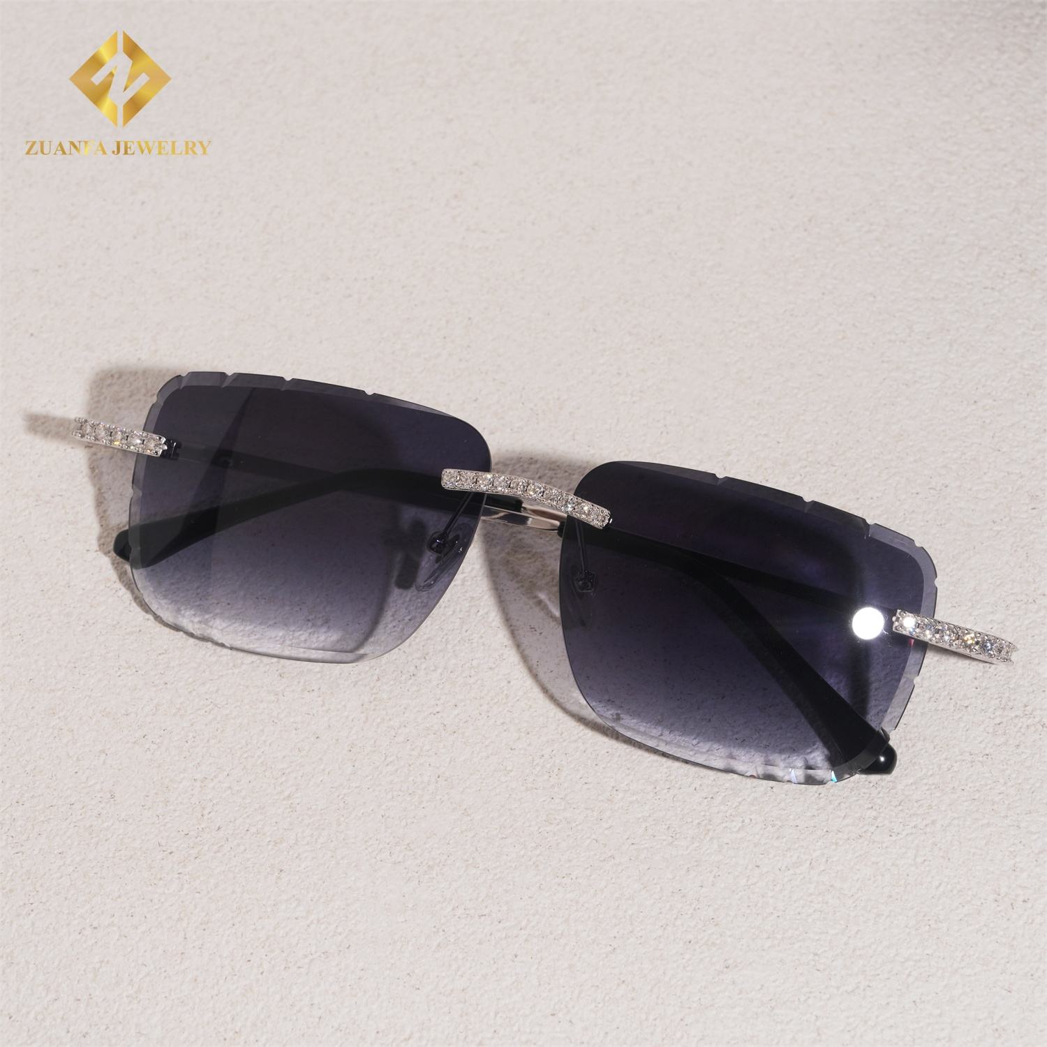 สีเทาเข้ม