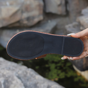 Оптовая продажа, новые дизайнерские модные тапочки, женская обувь с узором крокодиловой кожи, однотонные тапочки на плоской подошве от производителей - Product Image 6