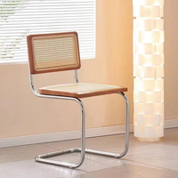 Chaise d'appoint moderne en rotin tressé avec pieds en fer pour la salle à manger et le bureau
