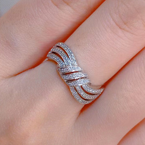 Bague torsadée tressée pour femme, bijou de doigt élégant et scintillant - Product Image 2