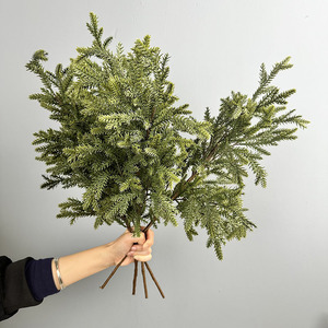 กิ่งไม้ประดิษฐ์สีเขียวยาว 55 ซม. แบบสัมผัสเหมือนจริง ขายส่ง กิ่งต้นไม้ปลอม กิ่งสนนอร์ฟอล์กประดิษฐ์ สำหรับตกแต่งพวงหรีดคริสต์มาส - Product Image 2