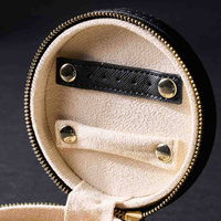 Boîte à bijoux ronde en PU personnalisée de petite taille avec pochette amovible à fermeture éclair, étui de voyage pour bijoux, organiseur de rangement