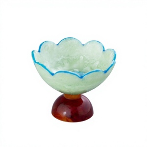 Bol décoratif en résine fait main avec motif floral, base sur piédestal, pour centre de table, idéal pour noix, bonbons et autres décorations. - Product Image 1