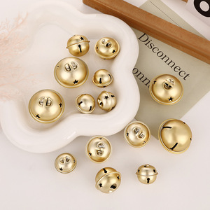 Cloches <span class=keywords><strong>de</strong></span> Noël rondes multi-spécifications en fer doré mat et argenté pour arbre <span class=keywords><strong>de</strong></span> Noël et collier d'animal <span class=keywords><strong>de</strong></span> compagnie - Product Image 1