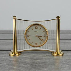 Reloj de mesa moderno de forma rectangular en metal con acabado chapado en oro perfecto para exhibición de mesa decorativa elegante para el hogar - Product Image 1