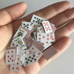 도매 사용자 정의 슈퍼 미니 카드 놀이 카드 미니어처 코팅 작은 포커 카드 데크 세트