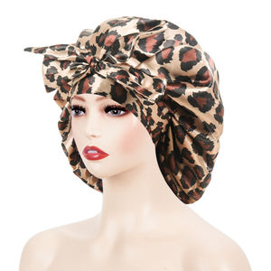 قبعة نوم ساتان قابلة للعكس بنقشة الفهد مع ربطة رأس طويلة للنساء، قبعة نوم مخصصة بطبقة مزدوجة وشريط عريض مع شعار - Product Image 6