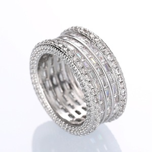 Anello di Fidanzamento Geometrico con Pavé per Donne, Gioiello Elegante e Scintillante - Product Image 1