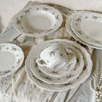 Ensemble d'assiettes à dîner en porcelaine florale baroque européenne avec tasse et assiette vintage en dentelle gaufrée pour mariage
