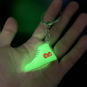 Al por mayor: Llavero de zapatillas luminosas de moda tipo caja sorpresa, estilo AJ, colgante decorativo creativo para bolso, artículo popular de plástico para transmisiones en vivo - Product Image 3