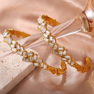Bracelet ouvert géométrique en zircon plaqué or pour femme, bijoux de fête en alliage de zinc avec sertissage en canal, design irrégulier - Product Image 1