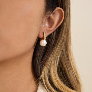 Boucles d'oreilles pendantes élégantes en résine nacrée plaquées or, en acier inoxydable, étanches, forme carrée, avec pierres brillantes - Product Image 3