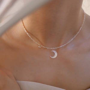 Collar con Colgante de Perla Natural de Agua Dulce, Diseño Extremadamente Fino, Forma de Luna con Concha de Mariposa, Chic, para Bebé - Product Image 3