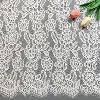 Tissu en dentelle Chantilly blanc de luxe en gros, bord festonné, broderie en maille 100 % nylon non élastique pour robe de mariée