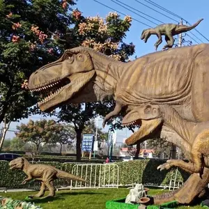 Il dinosauro del centro commerciale cavalca statue di dinosauri animatronic a grandezza naturale