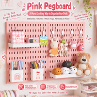 Étagère murale rose pour ranger les jouets en peluche et les poupées, idéale pour la chambre des filles et des enfants.