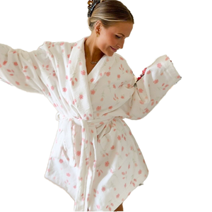 Albornoz con estampado floral para mujer, cuello chal, corto, de felpa, altamente absorbente, de suave forro polar coral, para venta al por mayor en boutiques. - Product Image 1