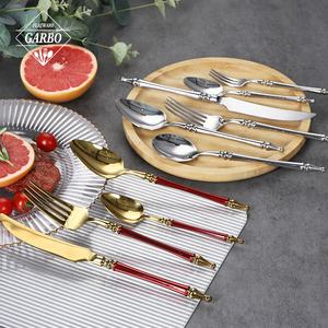 Ensemble de couverts de style vintage de luxe, couleur dorée, couteau à dîner, cuillère, fourchette avec manche rouge, acier inoxydable 18/8 - Product Image 1