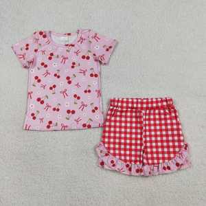 Conjunto de camiseta de seda con estampado de cerezas y lazos para niñas pequeñas, con pantalones cortos con volantes de tela a cuadros - Product Image 1