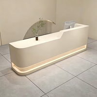 Bureau de réception moderne personnalisé de style crème avec design angulaire et éclairage LED pour spa, salon de beauté, boutique