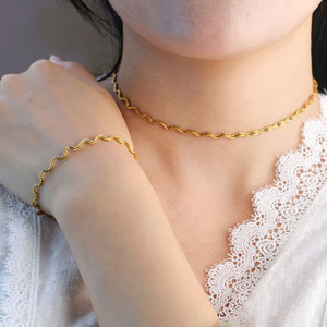 Ensemble de bijoux tendance pour femmes, collier et bracelet en acier inoxydable 316l imperméable, plaqué or 18 carats, motif vague - Product Image 1