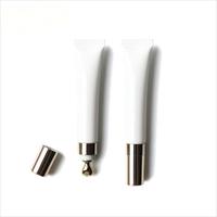 Tubes de gloss à lèvres personnalisables avec logo, emballage cosmétique blanc, 10ml 15ml 20ml 30ml, applicateur métallique vide, tube en plastique compressible pour baume à lèvres