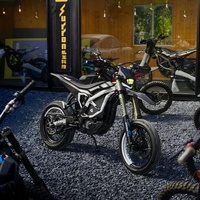 Ensemble de roues Supermoto légères pour Surron Ultra Bee X avec rayons chromés de 17 pouces pour utilisation en course de moto électrique
