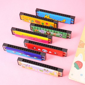 Harmonica en métal à double rangée de 16 trous pour enfants, jouet éducatif à thème de dessin animé - Product Image 1