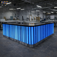 Bar de discothèque avec comptoir en marbre bleu, design moderne, éclairage LED