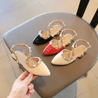 2022ガールズサンダル新しいファッション滑り止めソフトソールビーチシューズ夏の女の子プリンセスリベットスタイルの靴KIDS