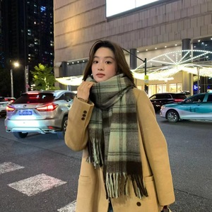 ยู ซูซิน สไตล์ผ้าพันคอลายสก๊อตฤดูหนาวสำหรับผู้หญิง ผ้าพันคอยาวหนา กันลม แฟชั่นเกาหลี พู่ห้อยแบบอสมมาตร อเนกประสงค์ สำหรับคู่รัก - Product Image 2