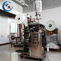 Machine d'emballage de thé entièrement automatique adaptée à l'emballage du thé dans des sachets intérieurs et extérieurs.