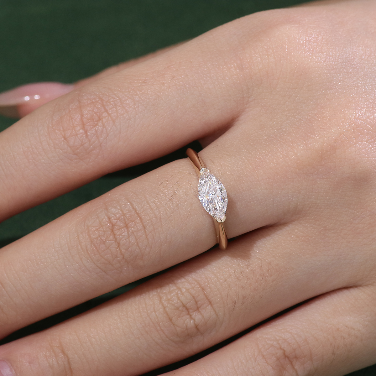 Anillo de oro macizo de 18k con diamante de laboratorio