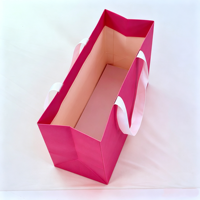 Vente en gros de sacs en papier à provisions imprimés avec logo personnalisé boutique de vêtements emballage de chaussures sac en papier cadeau lavable bon marché