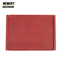 Loyang Panggang Datar Bergelombang Merah Aluminium 500X340X10mm Tebal 1.2mm Bentuk U Anti Lengket NEWSKY BAKEWARE Ramah Lingkungan